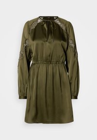 Olijfgroene jurk van satijn met lange mouwen, kantaccenten op de schouders, een trekkoord halslijn en een elastische taille. Glad textuur.