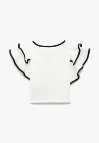 Top bianco con maniche volants bordate di nero. Presenta un colletto rotondo e una texture liscia, progettato per una silhouette aderente.