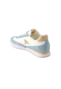 Sneaker blu chiaro e bianco realizzato in pelle scamosciata e pelle, con punta arrotondata, lacci bianchi e logo dorato sul lato.