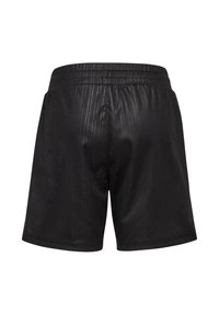 Schwarze Shorts mit elastischem Bund und dezentem vertikalem Streifenmuster, von hinten auf weißem Hintergrund gezeigt.