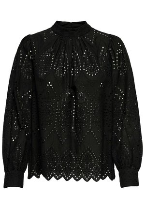 Czarna bluzka z długim rękawem, zdobiona wzorami w ażurowe kwiaty, z wysokim kołnierzem, marszczonymi ramionami oraz falowanym brzegiem na dole i przy mankietach.