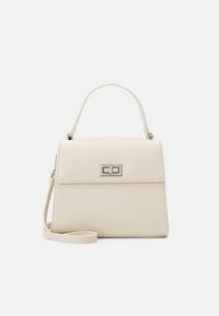 Strukturierte Cremehandtasche aus glattem Material, mit einem oberen Griff, verstellbarem Schulterriemen und einem metallischen Verschlussdetail auf der Vorderseite.