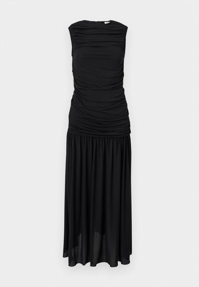 Μαύρο μίντι φόρεμα χωρίς μανίκια με ρυθμιζόμενο μπούστο και φούστα με πιέτες, κλείσιμο με φερμουάρ στο πίσω μέρος, παρουσιάζεται σε απλό ανοιχτό φόντο.