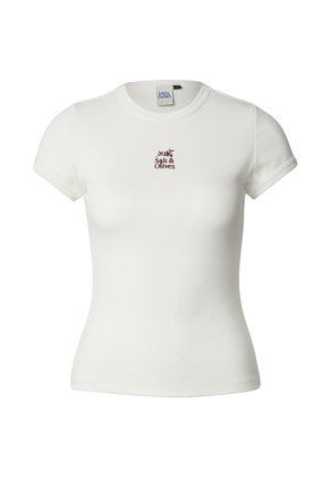 T-shirt blanc ajusté à manches courtes en matériau côtelé, avec un petit logo "Salt & Olives" bordeaux sur la poitrine.