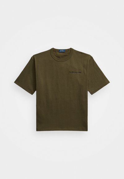 Tricou din bumbac de culoare verde măsliniu, cu mâneci scurte, guler rotund și un logo subtil în negru. Croială dreaptă, textură moale, detalii de design minimale.