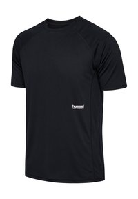 Czarna sportowa koszulka z krótkim rękawem, okrągłym dekoltem, rękawami raglanowymi oraz małym białym logo "hummel performance" na lewej przedniej stronie.