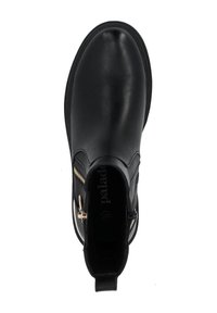 Botín negro de cuero hasta el tobillo con un acabado suave, cremallera lateral y acentos en dorado. Presenta una punta redondeada y un interior acolchado.