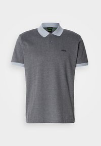 Grå polo skjorte med mønstret tekstur, lyseblå krage og ermekanter. Har knappestolpe og brodert logo på venstre bryst.