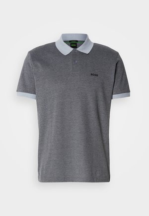 Camisa polo gris con textura estampada, cuello y puños en azul claro. Cuenta con una tapeta de botones y un logo bordado en el lado izquierdo del pecho.