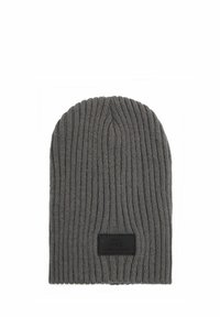 Szara dzianinowa czapka z dużym splotem, miękki materia ł oraz prostokątna czarna łatka z wypukłym napisem z przodu.