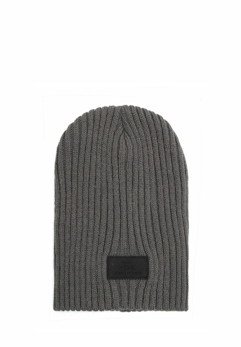 Szara dzianinowa czapka z dużym splotem, miękki materiał oraz prostokątna czarna łatka z wypukłym napisem z przodu.