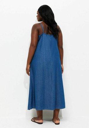 New Look Curves, CURVES MID  TRAPEZE MIDI DRESS - Vestido vaquero - blue
