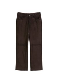Braune Wildlederhose mit geradem Bein, ausgestattet mit Fronttaschen und einem Reißverschluss. Glatte Textur mit sichtbaren Nähten an den Säumen.