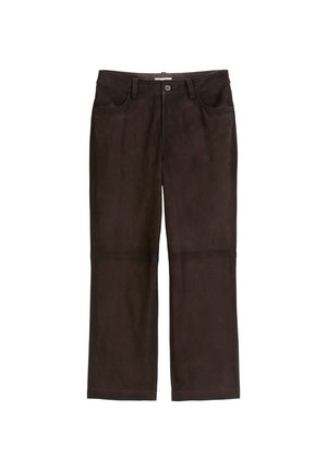 Braune Wildlederhose mit geradem Bein, ausgestattet mit Fronttaschen und einem Reißverschluss. Glatte Textur mit sichtbaren Nähten an den Säumen.