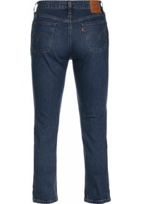 Vaqueros de denim azul oscuro con corte recto, que cuentan con dos bolsillos traseros con un diseño bordado y un parche de cuero en la cinturilla.