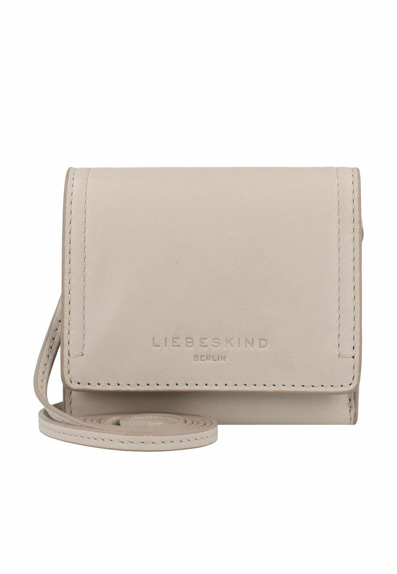 Beżowy skórzany portfel z klapką, z tłoczonym logo marki i odczepianym paskiem. Charakteryzuje się prostymi liniami i drobnym detalem ściegów.