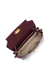Borsa in pelle bordeaux con un design strutturato, accessori in color oro e foderatura morbida beige. L'interno presenta scomparti per l'organizzazione.