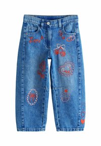 Jean denim bleu avec diverses broderies colorées, notamment des cerises, des cupcakes, des cœurs et des fleurs. Comprend une taille à boutons et des poches avant.