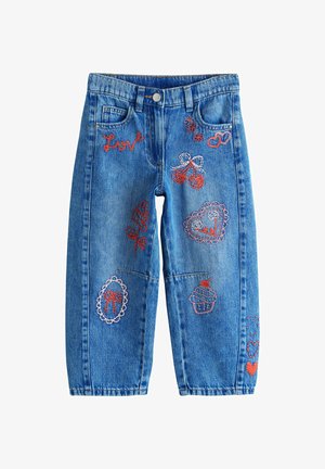 Modre kavbojke iz jeansa z raznobarvnimi vezeninami, vključno z češnjami, mafini, srčki in cvetlicami. Imajo gumb na pasu in sprednje žepe.