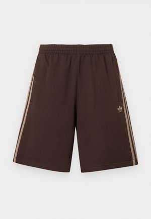 Short marron Adidas avec taille élastique, poches latérales, et triple bandes beige clair le long des jambes, logo Adidas sur le côté droit.