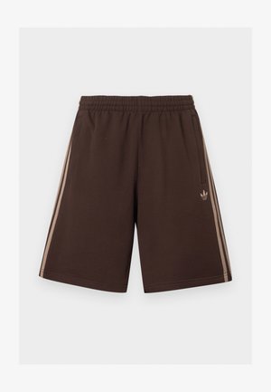 Short marron Adidas avec taille élastique, poches latérales, et triple bandes beige clair le long des jambes, logo Adidas sur le côté droit.