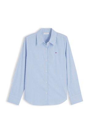 Lichtblauw overhemd met lange mouwen, knopen en witte verticale strepen, met een klein Tommy Hilfiger-logo op de linkerborst.