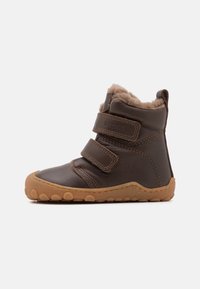 Stivali ankle in pelle marrone con fodera in pelliccia sintetica, due cinturini regolabili in Velcro e suola in gomma testurizzata con grip circolari.