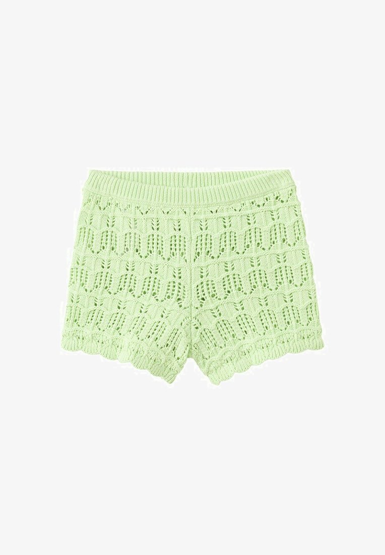 Shorts tricotés vert clair avec un ourlet ondulé et un motif ajouré, dotés d'une taille élastique côtelée.