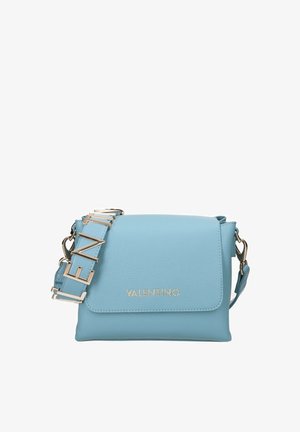 Borsa a tracolla Valentino in pelle azzurro chiaro con logo dorato sul davanti e tracolla larga con grandi lettere dorate.