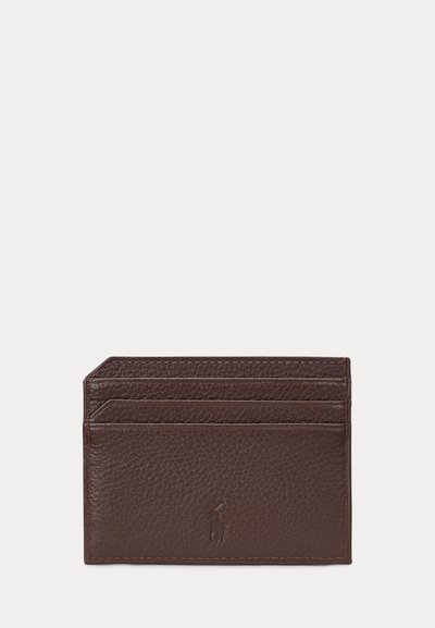 Ciemnobrązowy, teksturowany skórzany portfel na karty z trzema przegródkami na karty i wytłoczonym logo Polo Ralph Lauren z przodu.