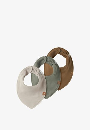 Drei Lätzchen aus weichem, geripptem Stoff: hellbeige, gedämpftes Grün und Braun. Jedes verfügt über einen Druckknopfverschluss und ein kleines Etikett am Rand.