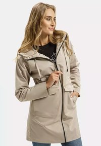 Jasno beżowa wodoodporna kurtka z zamkiem z przodu, regulowanym kapturem, dwiema przednimi kieszeniami i gładką fakturą. Zawiera czarne elementy wykończenia.