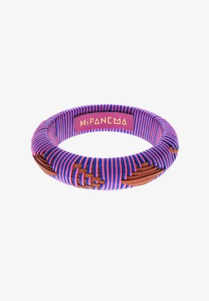 Bracelet tissé présentant un design texturé aux nuances de violet et de rose, avec une base en bois et une insertion rose de marque pour plus de détails.