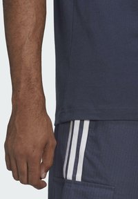 adidas Originals STRIPES TEE UNISEX - Potiskana majica - blue