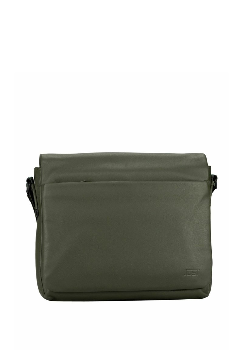 Sac bandoulière en cuir vert olive avec rabat à pli, fermeture éclair et sangle ajustable. Texture lisse et design minimaliste.