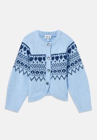 Svetlomodrý vlnený kardigán s tmavomodrými geometrickými vzormi, okrúhlym výstrihom, dlhými rukávmi a zapínaním na päť gombíkov vpredu.