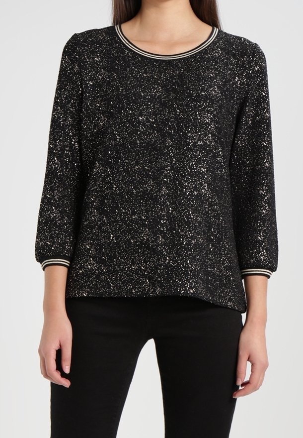 Schwarzer Pullover mit glitzernder Textur, runder Ausschnitt und Dreiviertelärmel. Mit einem gestreiften Saum akzentuiert.