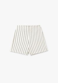 Hvide shorts med sorte lodrette striber. Lavet af letvægtigt stof. Har en elastisk talje, skræddersyet pasform og en pæn kant.
