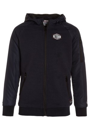 Granatowa kurtka z kapturem o prążkowanej fakturze, z zamkiem błyskawicznym z przodu, kieszeniami na zamek oraz logo „RETOUR” na piersi.
