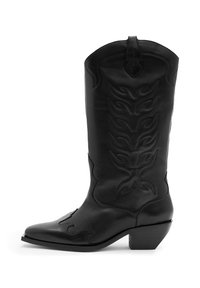 Svart läder cowboystövel med invecklade stygnmönster, spetsig tå, hög skaft och en staplad klack. Slät yta genom hela stöveln.