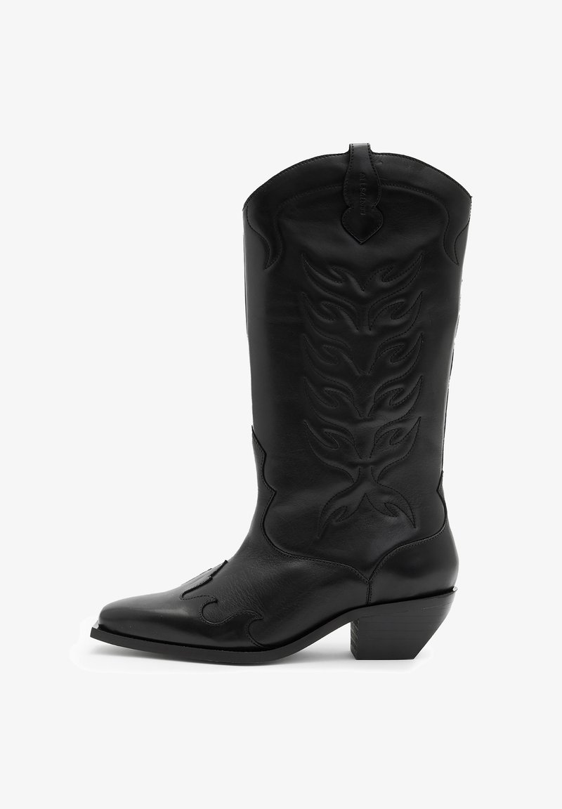 Svart läder cowboystövel med invecklade stygnmönster, spetsig tå, hög skaft och en staplad klack. Slät yta genom hela stöveln.