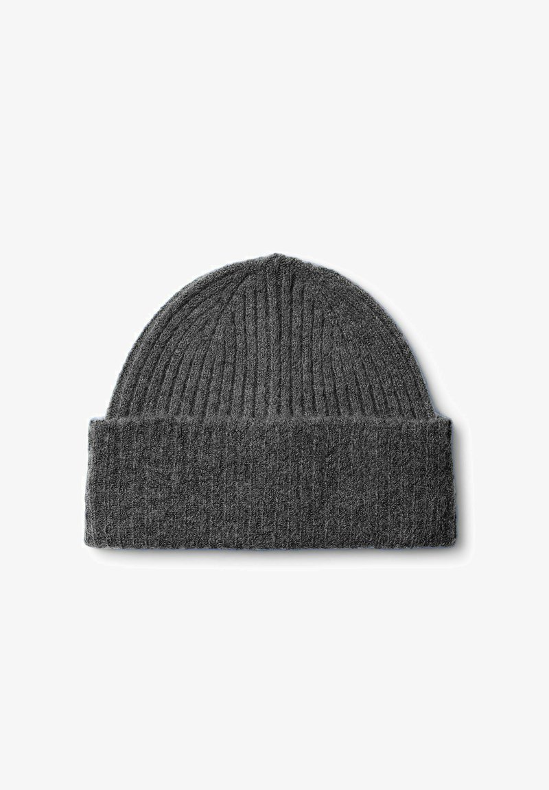 Berretto lavorato a maglia grigio con texture a coste, caratterizzato da un risvolto alla base e un design a punta arrotondata. Tessuto morbido e caldo.