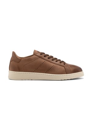 Zapatilla de cuero marrón con perfil bajo, cordones a tono, detalles laterales perforados y suela de goma color crema para contraste.