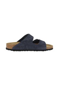 Mörkblå mocka slid sandal med korkfotbädd, öppen tå-design och svart gummisul. Har dubbla korsande remmar för stöd.
