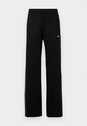 Czarne spodenki sportowe o szerokim kroju, z elastycznym pasem, bocznymi kieszeniami i białymi kontrastującymi paskami po bokach; logo Nike na górnej lewej stronie.