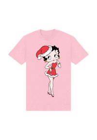 Ljusrosa t-shirt med en tecknad figur i en röd klänning med vit kant och en jultomte-mössa, med röda högklackade skor och guldörhängen.