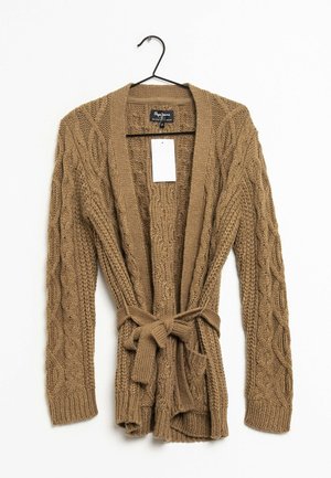 Cardigan marron en maille torsadée avec manches longues et ceinture tricotée nouée à la taille, suspendu sur un cintre noir avec une étiquette blanche vierge.