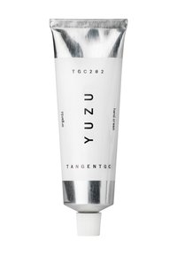 Crema per le mani al yuzu in un tubetto metallico argentato e bianco, con testo nero in grassetto e un tappo a vite in plastica, etichettata come biologica.