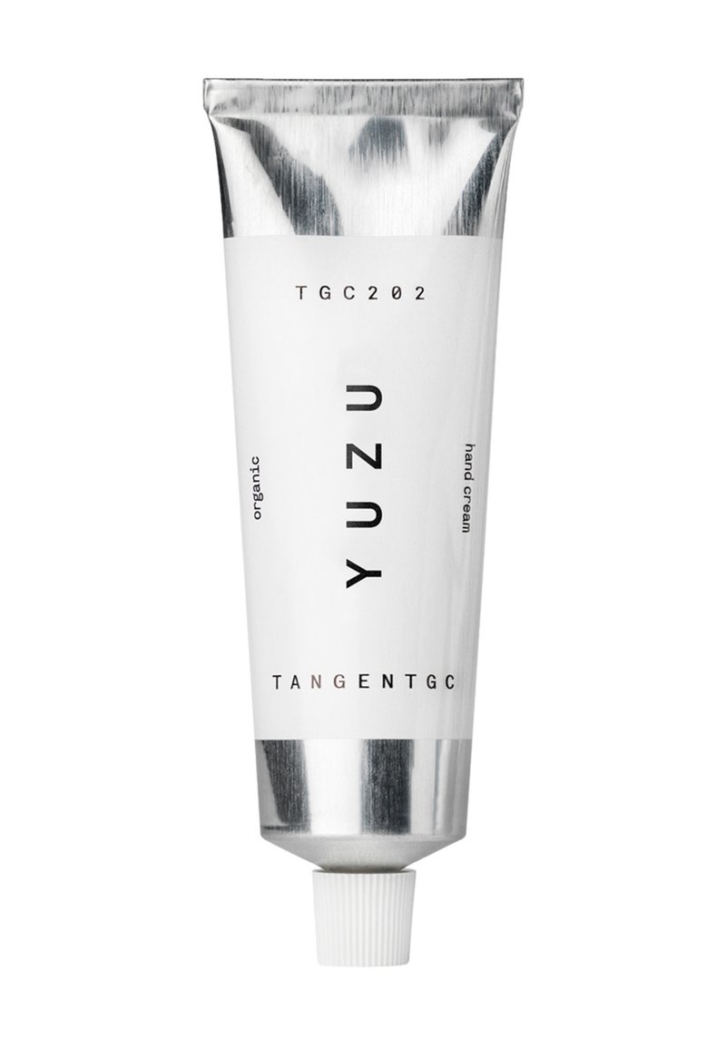 Crema per le mani al yuzu in un tubetto metallico argentato e bianco, con testo nero in grassetto e un tappo a vite in plastica, etichettata come biologica.