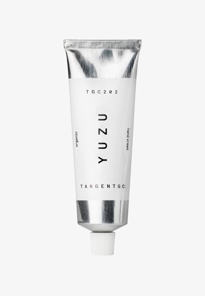 Crema per le mani al yuzu in un tubetto metallico argentato e bianco, con testo nero in grassetto e un tappo a vite in plastica, etichettata come biologica.